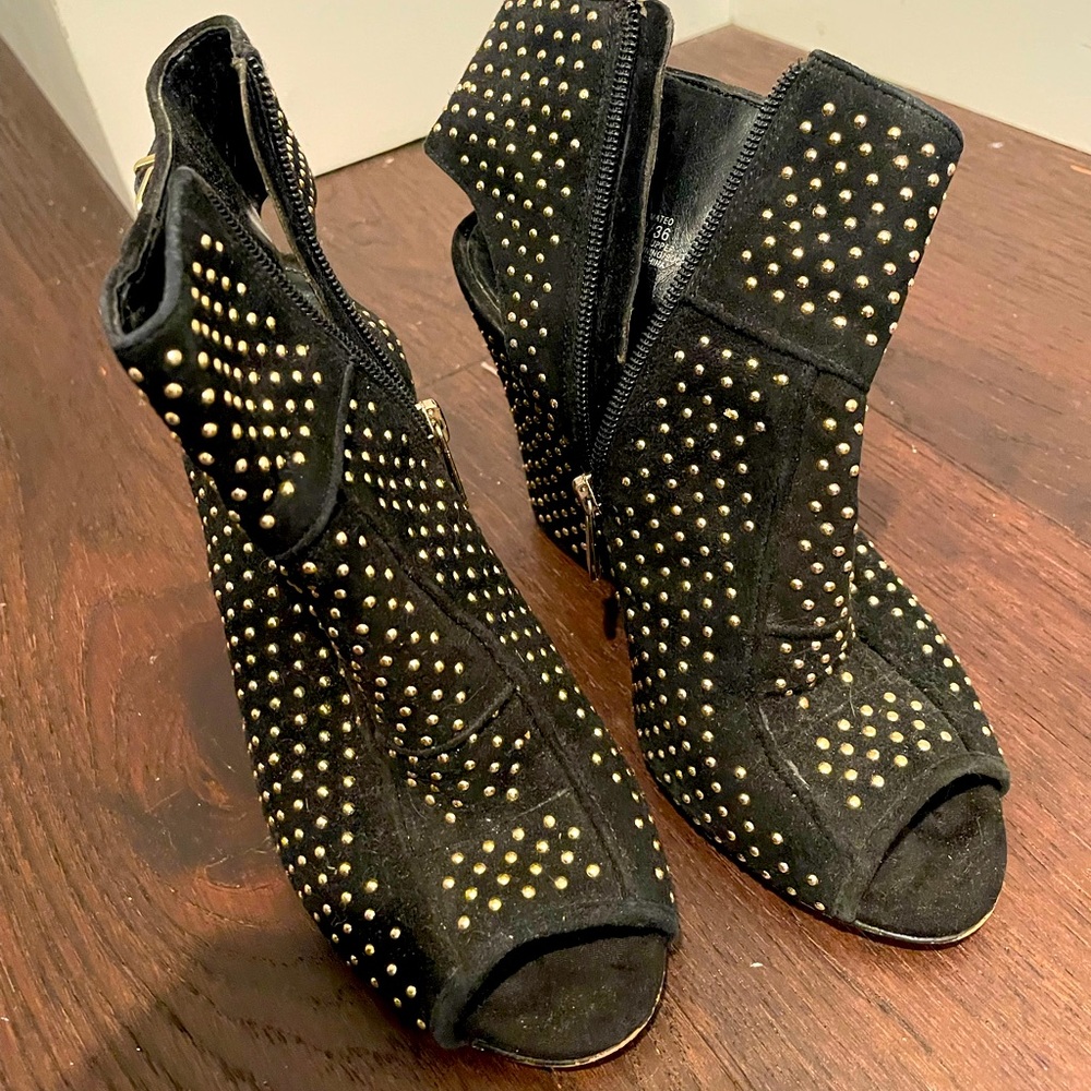 Chic bootie from Jessica Simpson. Black with golden polka-dot